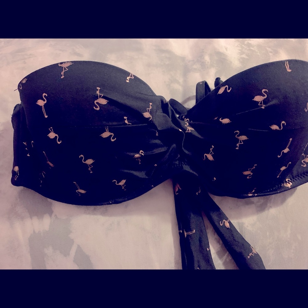 The straps detach so u can have strap less